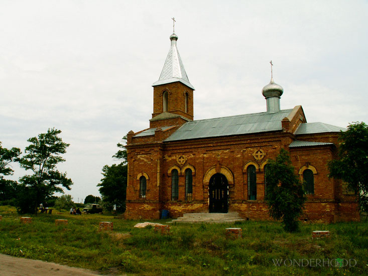 Церковь Покрова Святой Богородицы построена А.Суворовым в честь победы над турками.